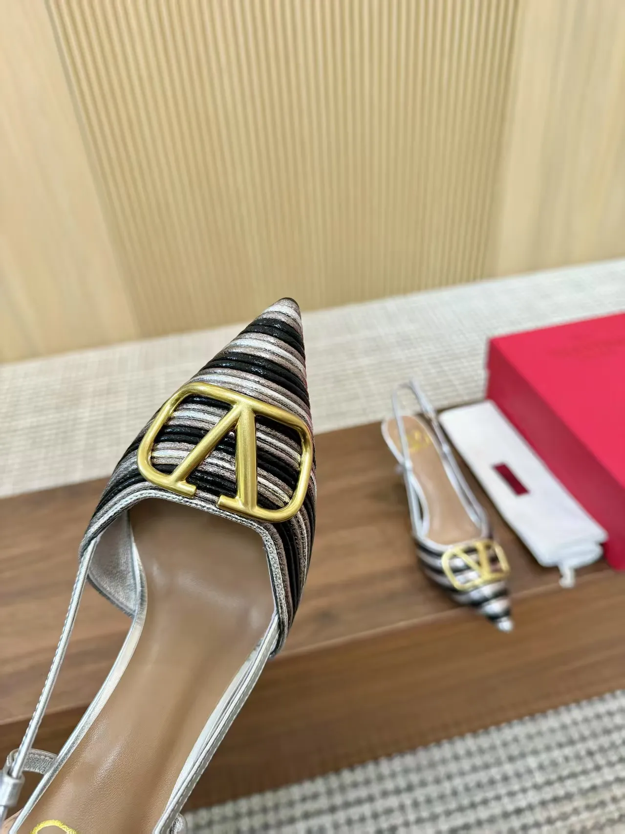 💕💕Factory direct selling price p440💕💕 Genuine leather sole +40 Top version 𝑉𝐴𝐿𝐸𝑁𝑇𝐼𝑁𝑂 Valentino new spring and summer women's back hollow sandals. The unique [unique V family hand-woven design] brings out a full sense of high-end, and the new season will live up to expectations! Worth buying★Absolutely high-grade❥Original method, Absolutely sensual❥Elegant style, creating a different feeling, simple and elegant style!  Code number: 35-41 (34-42 customized, non-returnable) Lining: Sheepskin lining Heel height: 7.5 cm Leather outsole Rubber outsole